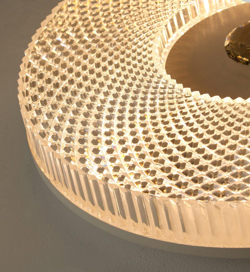 Close view of the brass center plate and the ribbed edge