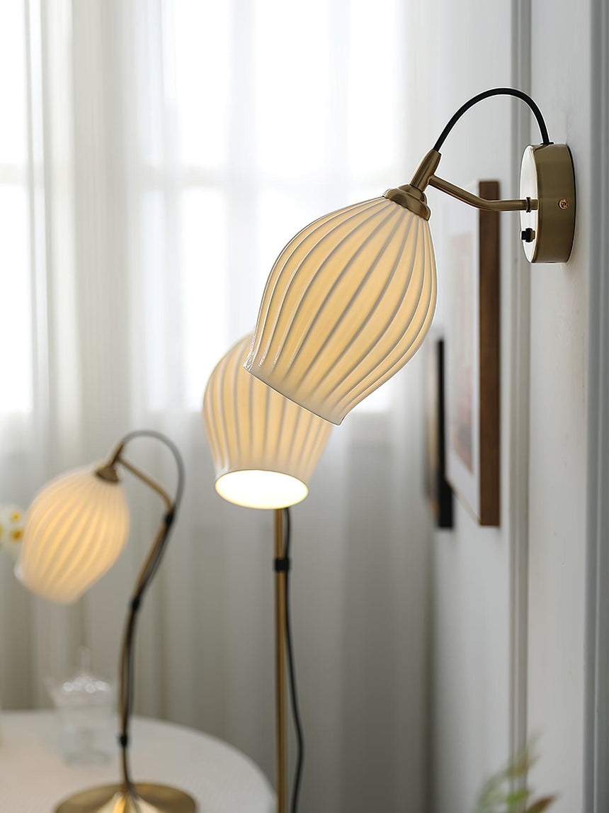 Wall sconce in iron and metal