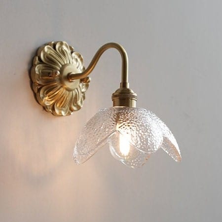 Easy installation wall sconce for kitchen