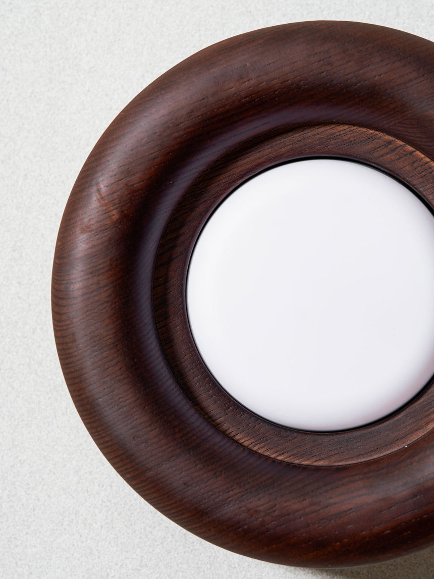 The turned grain running around the rounded rim beside the white diffuser