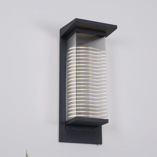 The light turned to show the solar ledge across the top of the frame