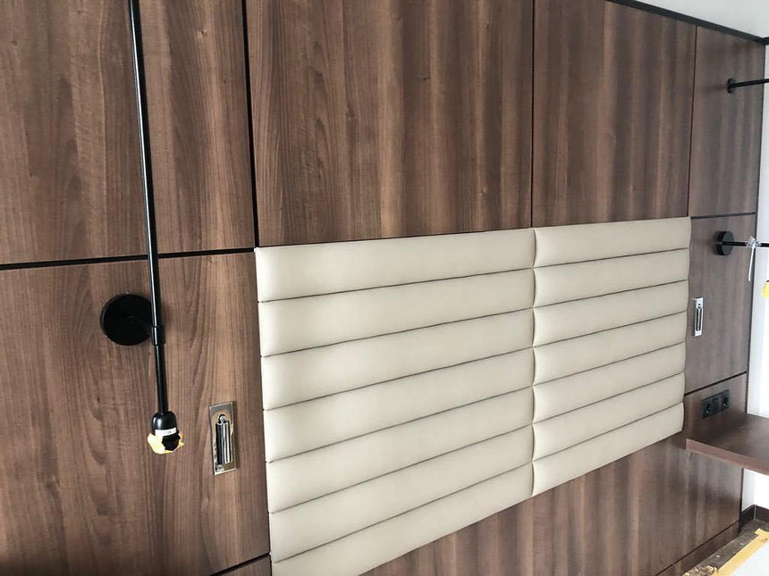 Wall sconce for hotel room lighting