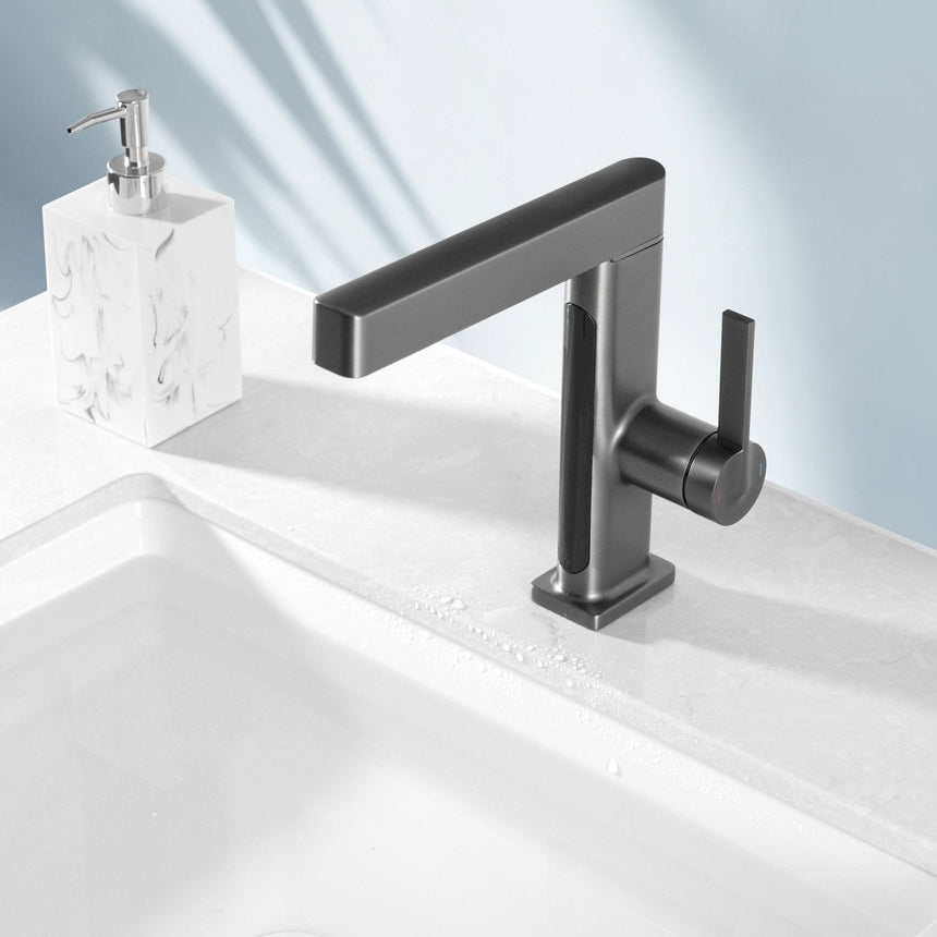 Kitchen Faucet Pull-Out Sprayer Detail
