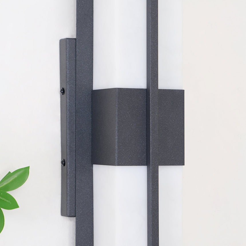 Close view of the black band that holds the panel, with the thin center rod