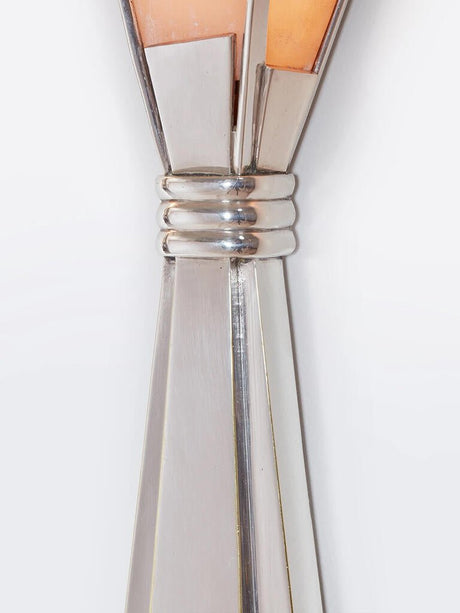 Close view of the ribbed band that ties the stem together