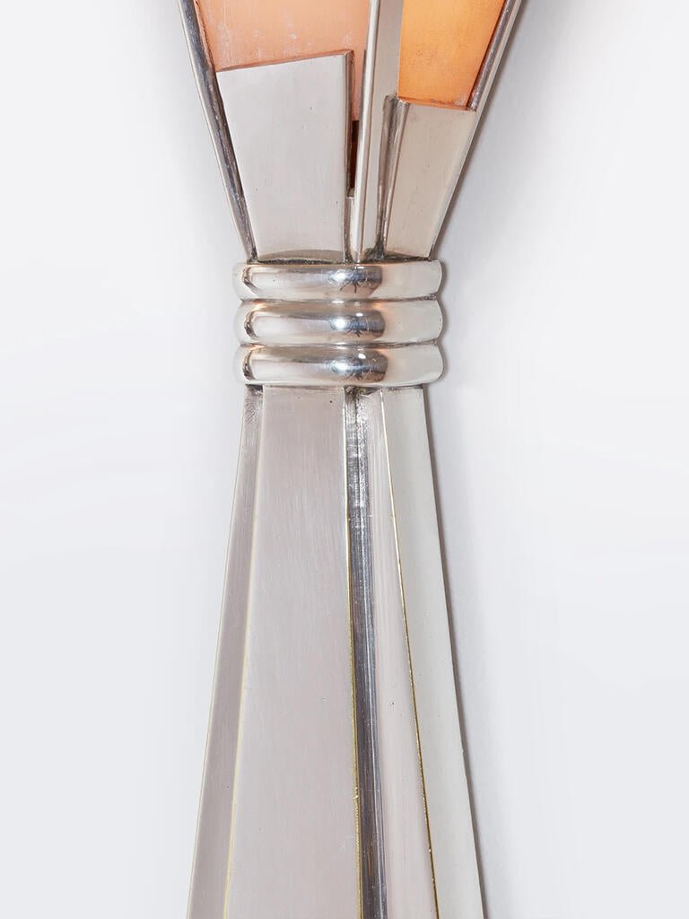 Close view of the ribbed band that ties the stem together