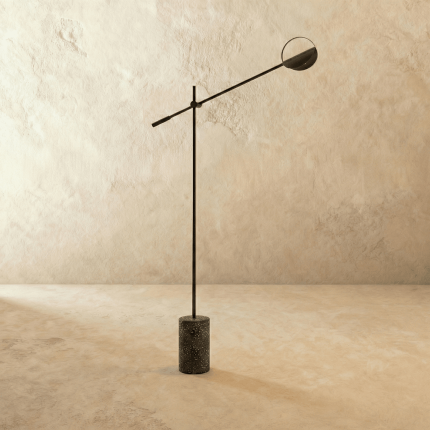 The point where the long arm crosses the upright and the short tail balances it