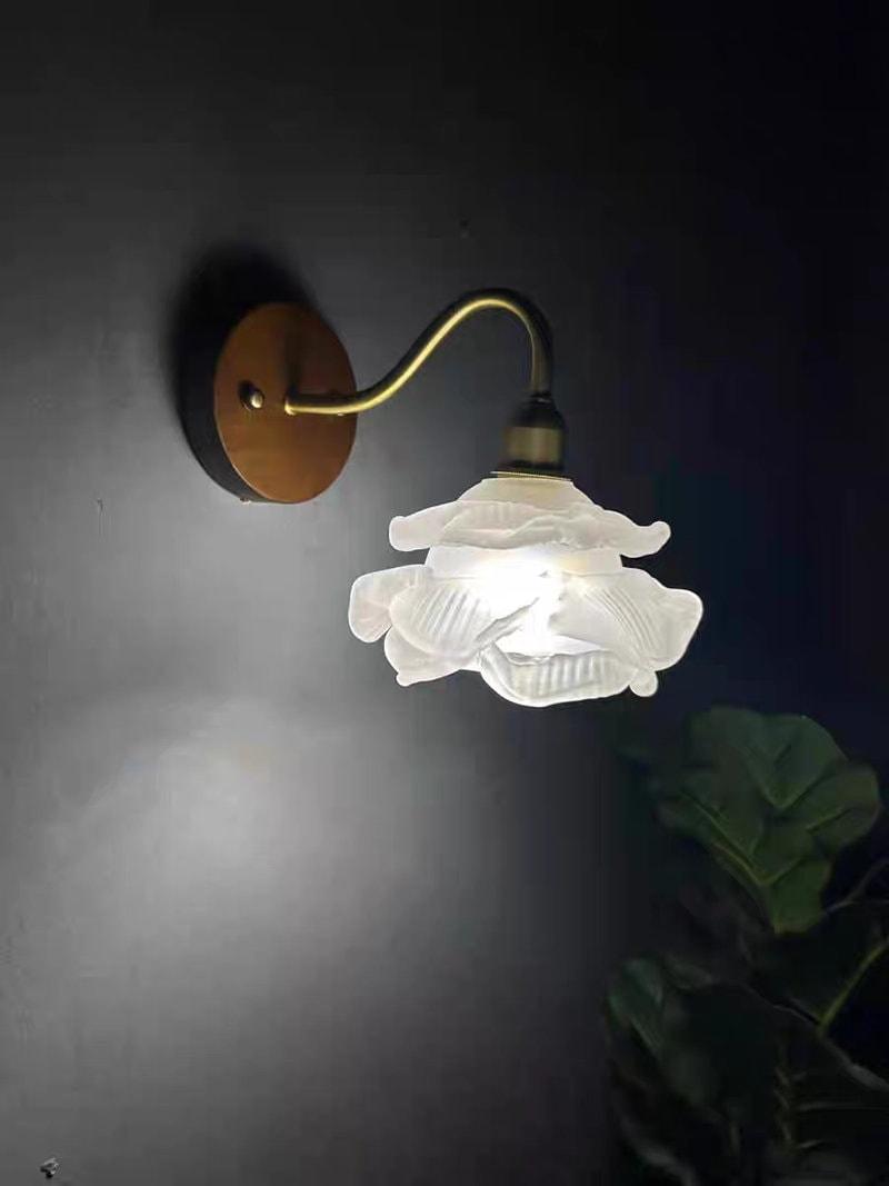 Easy installation wall sconce for kitchen