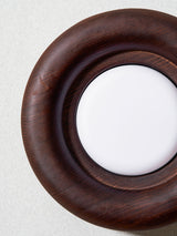 The turned grain running around the rounded rim beside the white diffuser